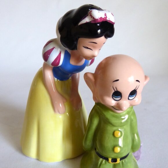 VINTAGE DISNEY SNOW WHITE DOPEY FIRST KISS SALT PEPPER SHAKER SET (PRE-OWNED) - Picture 1 of 11